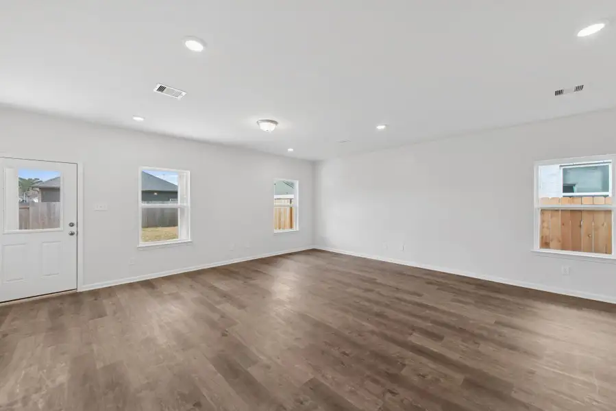 Spacious, unfurnished interior of a new home in Sierra Vista, Rosharon (Image 14).