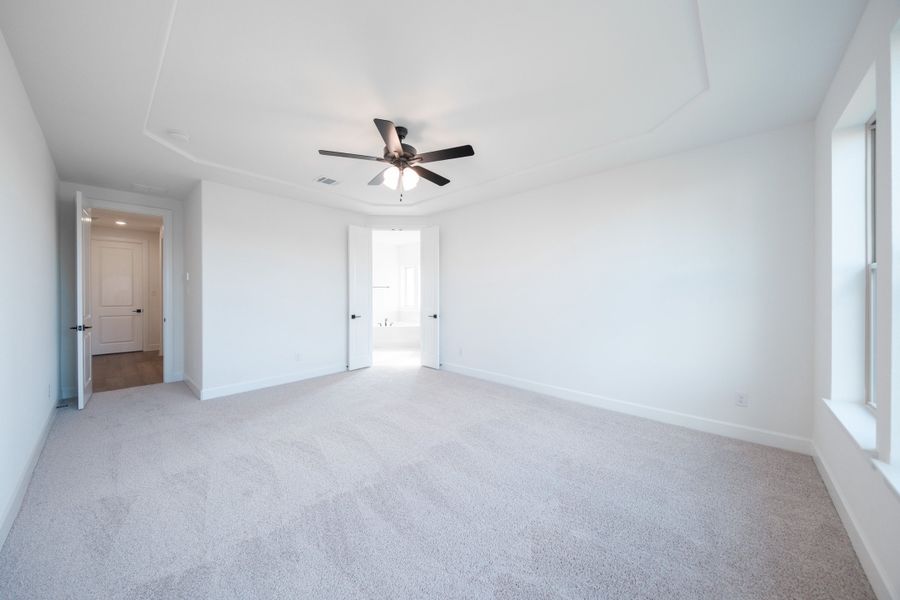 Spacious, unfurnished interior of a new home in Heath Golf and Yacht Club, Heath (Image 17).