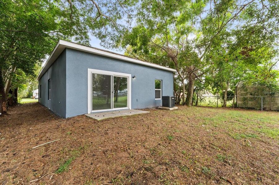 Exterior details and patio area of a home in , Lake Alfred (Image 1).
