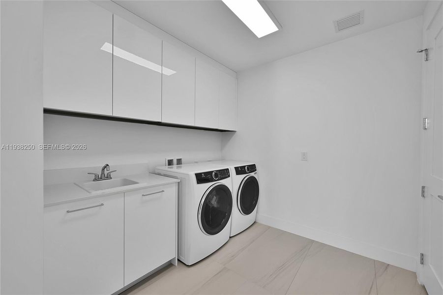 Furnished interior view inside a new home in , Fort Lauderdale (Image 48).