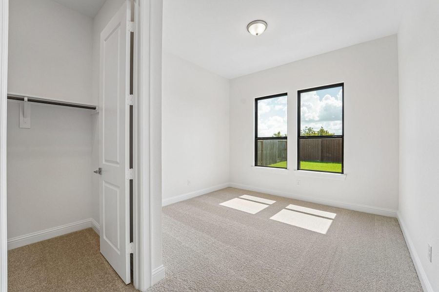 Spacious, unfurnished interior of a new home in Del Bello Lakes 60', Manvel (Image 39).