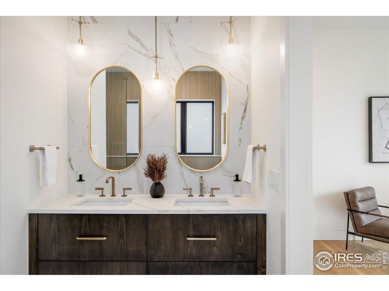 What a gorgeous vanity - simply stunning!