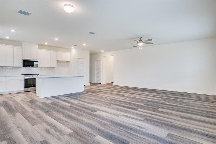 Spacious, unfurnished interior of a new home in Sierra Vista at Kelly Ranch, Aledo (Image 14). Spacious, unfurnished interior of a new home in Sierra Vista at Kelly Ranch, Aledo (Image 14).