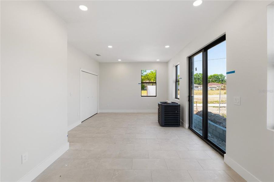 Spacious, unfurnished interior of a new home in , Tampa (Image 13).