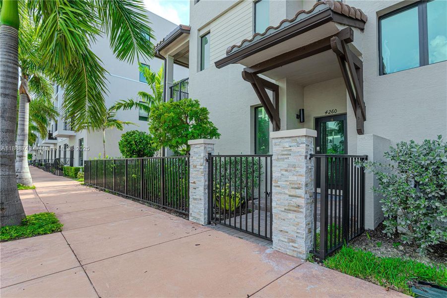 Exterior details and patio area of a home in , Doral (Image 19).