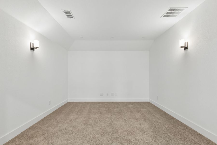Spacious, unfurnished interior of a new home in Dove Hollow, Waxahachie (Image 28).