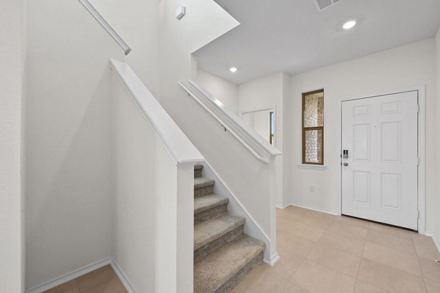 Spacious, unfurnished interior of a new home in Stoney Chase, Del Valle (Image 25).