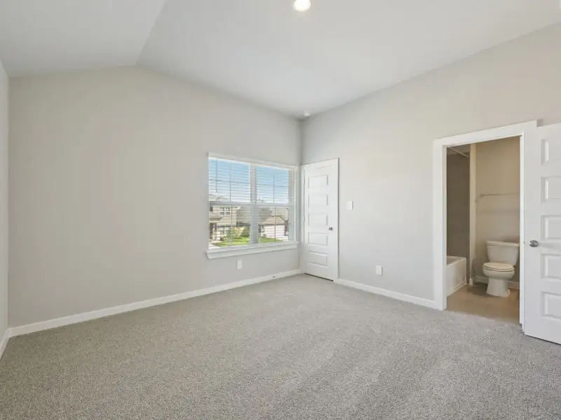 Spacious, unfurnished interior of a new home in Stewart's Ranch, Conroe (Image 19).