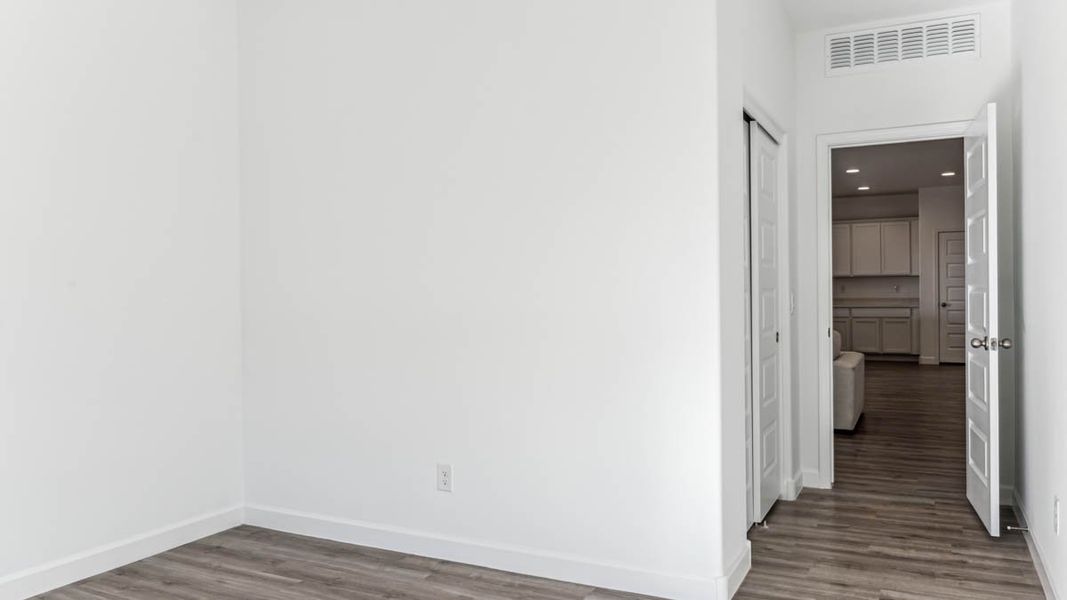 Spacious, unfurnished interior of a new home in Quail Ranch, San Tan Valley (Image 27).