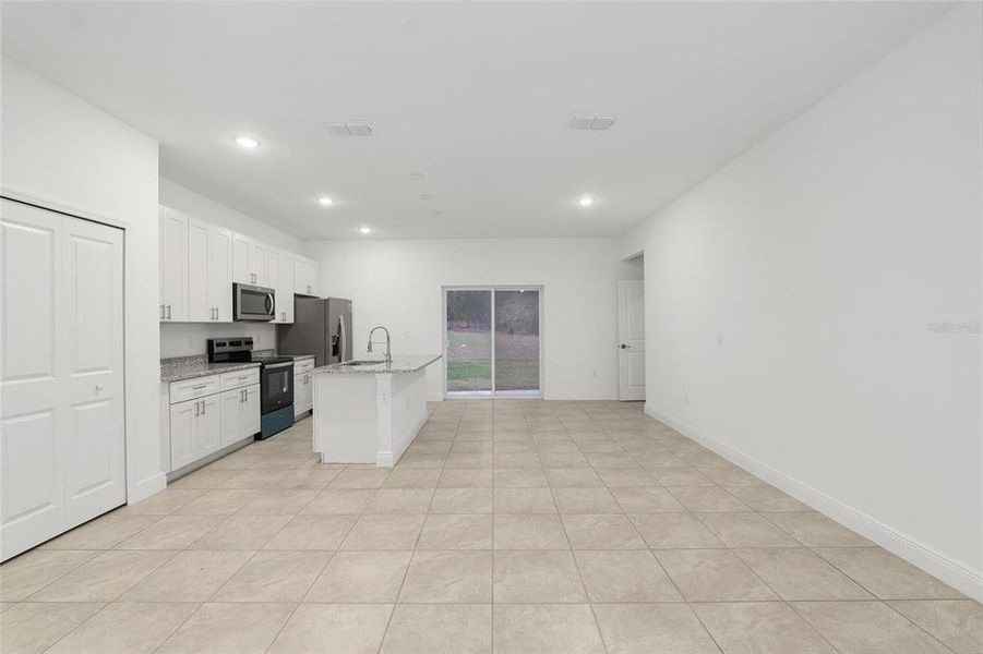 Spacious, unfurnished interior of a new home in , Citrus Springs (Image 24).