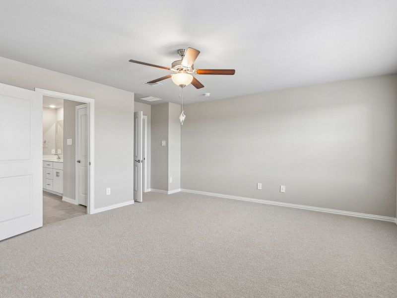 Spacious, unfurnished interior of a new home in Oak Ridge Park, Corinth (Image 17).