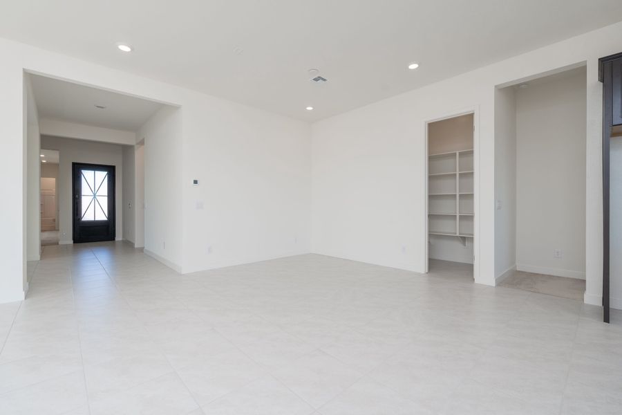 Spacious, unfurnished interior of a new home in Soleo, San Tan Valley (Image 8).
