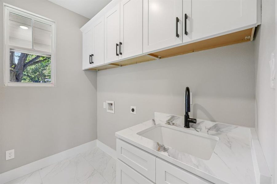 Furnished interior view inside a new home in , Grapevine (Image 5).