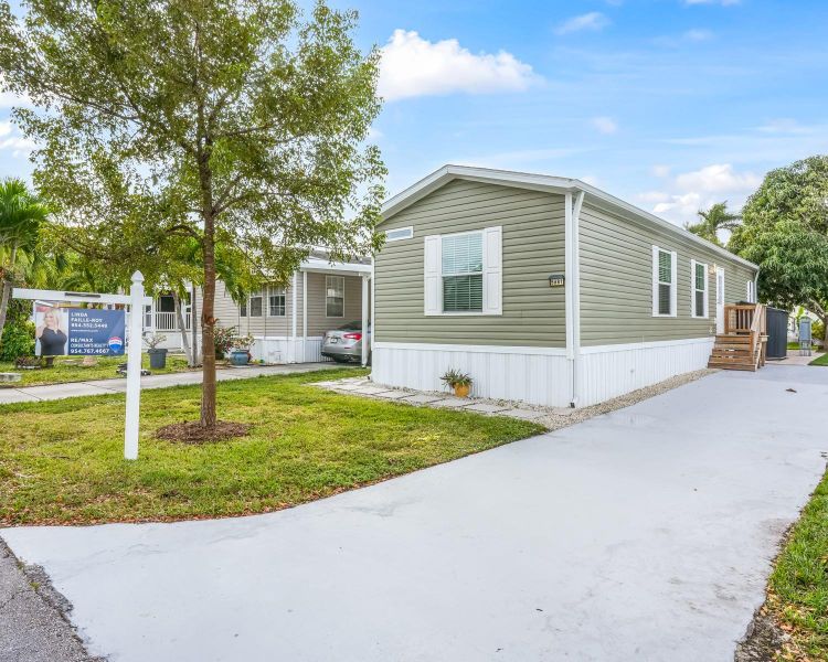 Exterior details and patio area of a home in , Fort Lauderdale (Image 24).