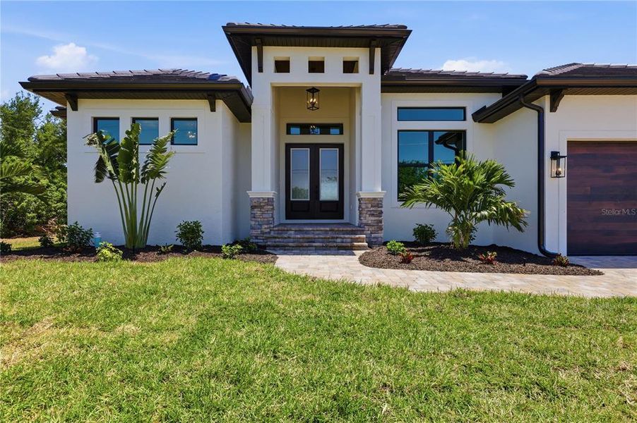 Exterior details and patio area of a home in , Port Charlotte (Image 3).