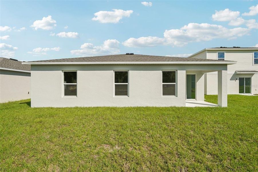 Exterior details and patio area of a home in West Oak, Ocala (Image 6).