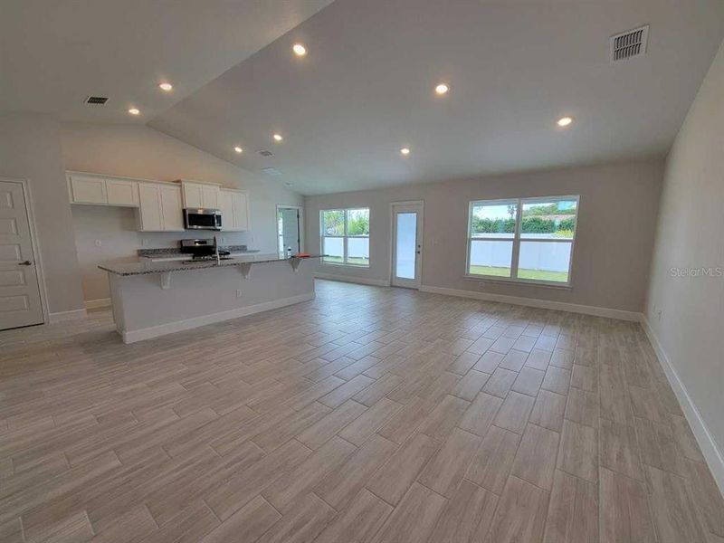 Spacious, unfurnished interior of a new home in , Ocala (Image 14).