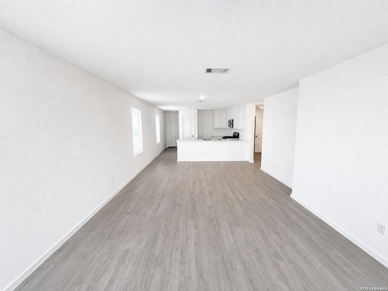 Spacious, unfurnished interior of a new home in Sapphire Grove, San Antonio (Image 13).