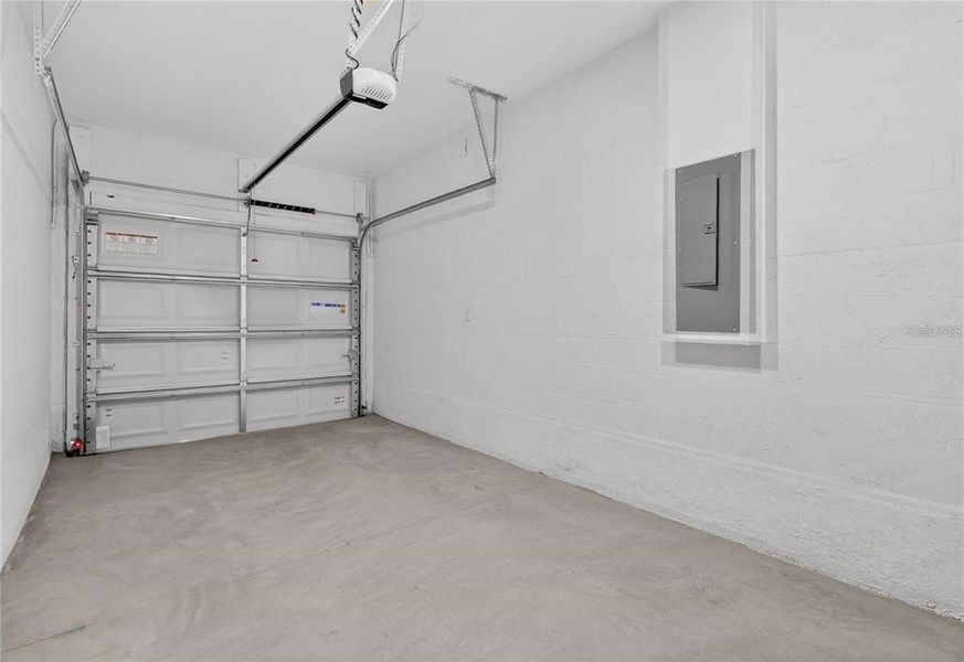 Spacious, unfurnished interior of a new home in , Haines City (Image 9).