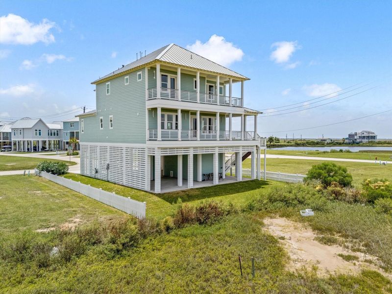 Exterior details and patio area of a home in , Galveston (Image 32).