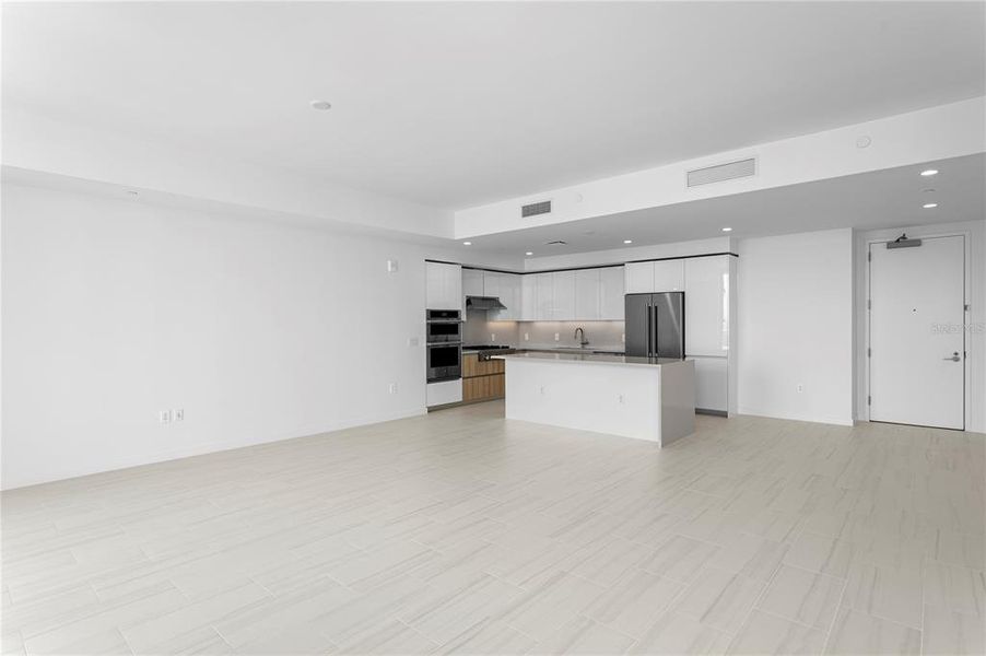 Spacious, unfurnished interior of a new home in , St. Petersburg (Image 25).