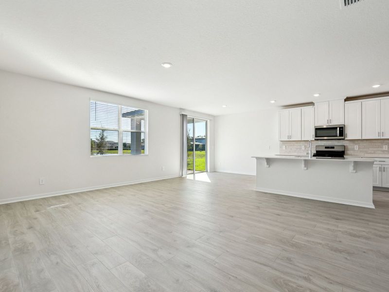 Spacious, unfurnished interior of a new home in The Reserve at Twin Lakes, St. Cloud (Image 7).