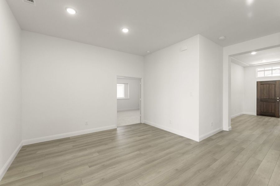 Spacious, unfurnished interior of a new home in Keeneland, Aubrey (Image 22).