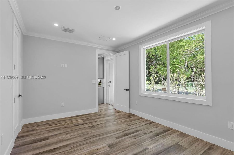 Spacious, unfurnished interior of a new home in , Key Largo (Image 24).