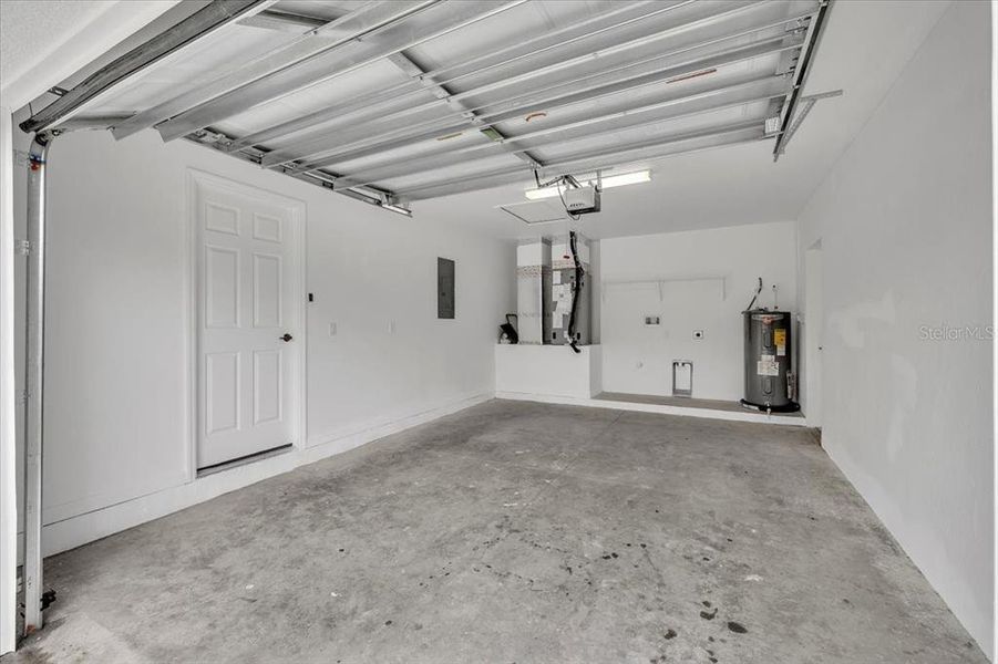 Spacious, unfurnished interior of a new home in , Punta Gorda (Image 25).