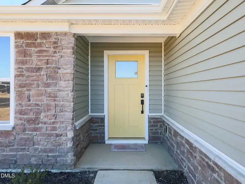 006_601_hollys_bluff_front_of_house