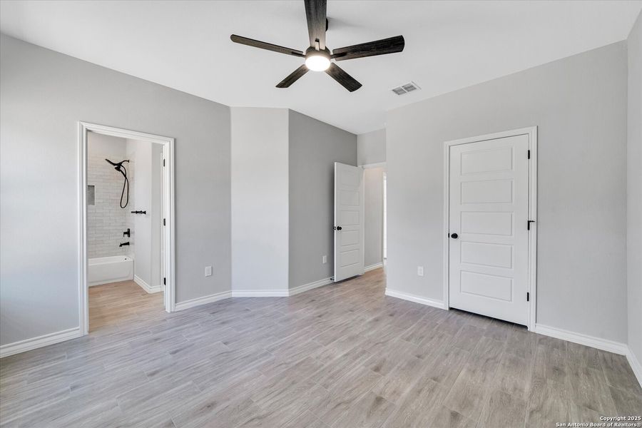 Spacious, unfurnished interior of a new home in , Natalia (Image 26).