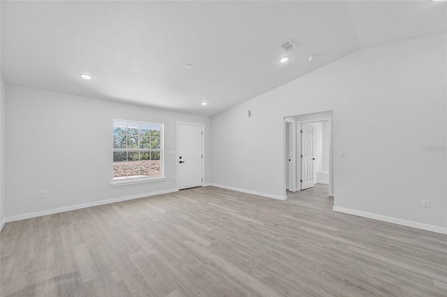 Spacious, unfurnished interior of a new home in , Ocklawaha (Image 9).