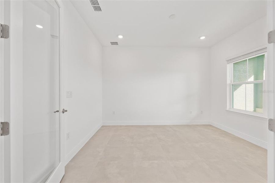 Spacious, unfurnished interior of a new home in , Ocala (Image 27).