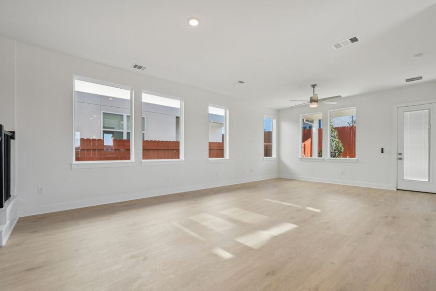 Spacious, unfurnished interior of a new home in Foxfield, Austin (Image 46).