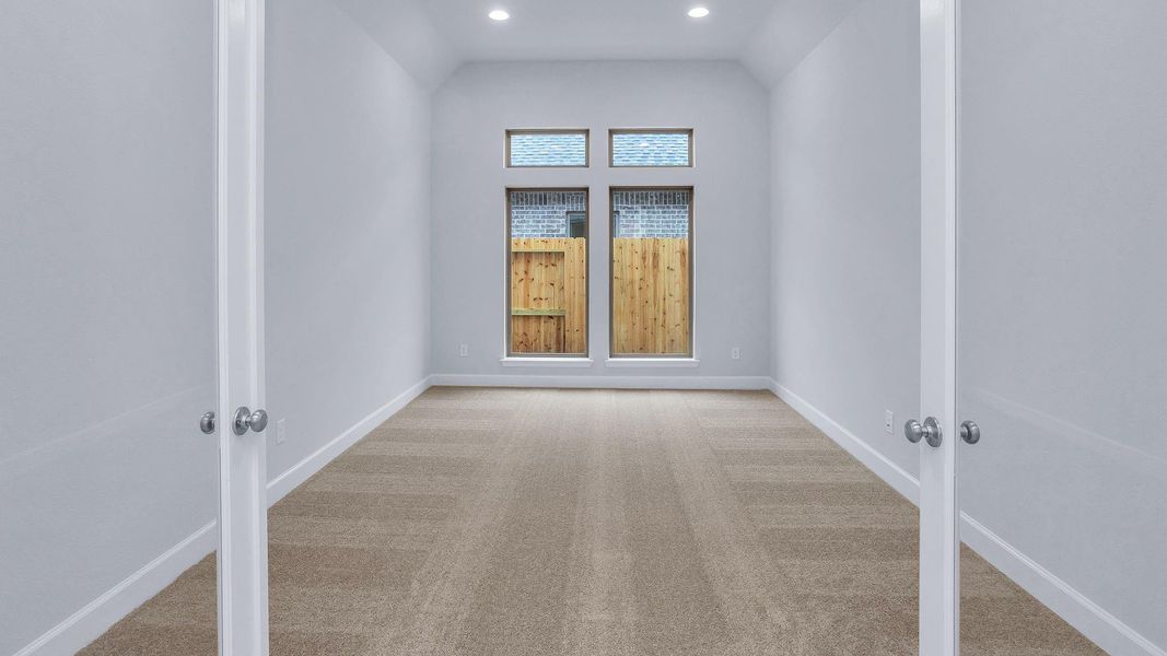 Spacious, unfurnished interior of a new home in Riceland, Mont Belvieu (Image 9).