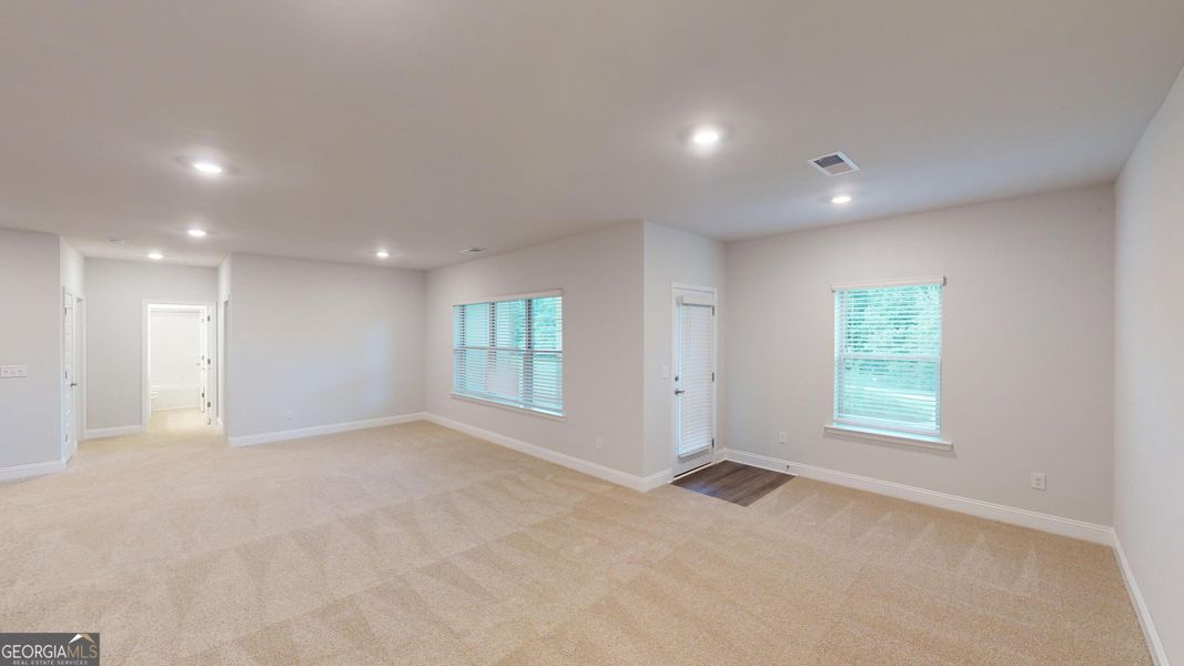Spacious, unfurnished interior of a new home in Oakview Estates, Macon (Image 19).