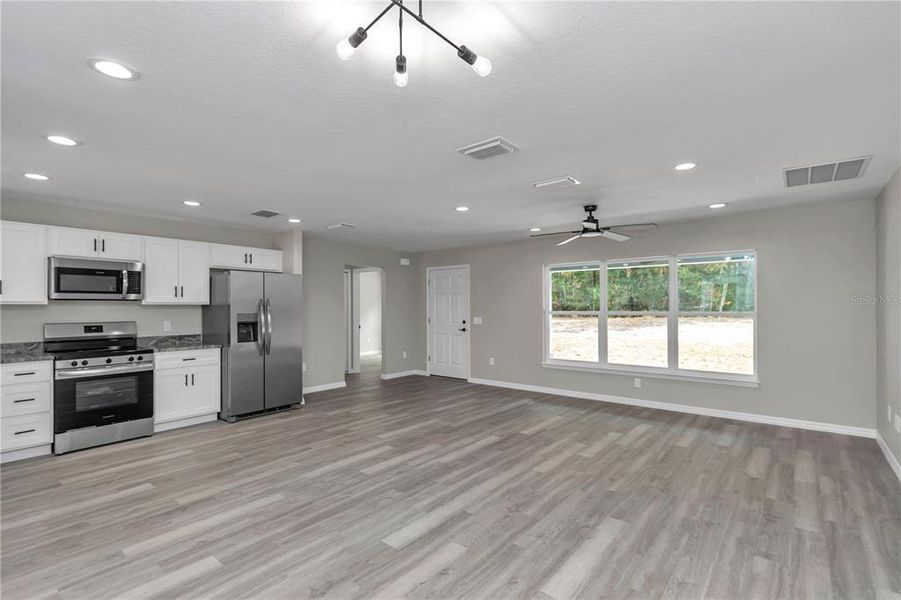 Spacious, unfurnished interior of a new home in , Ocala (Image 11).