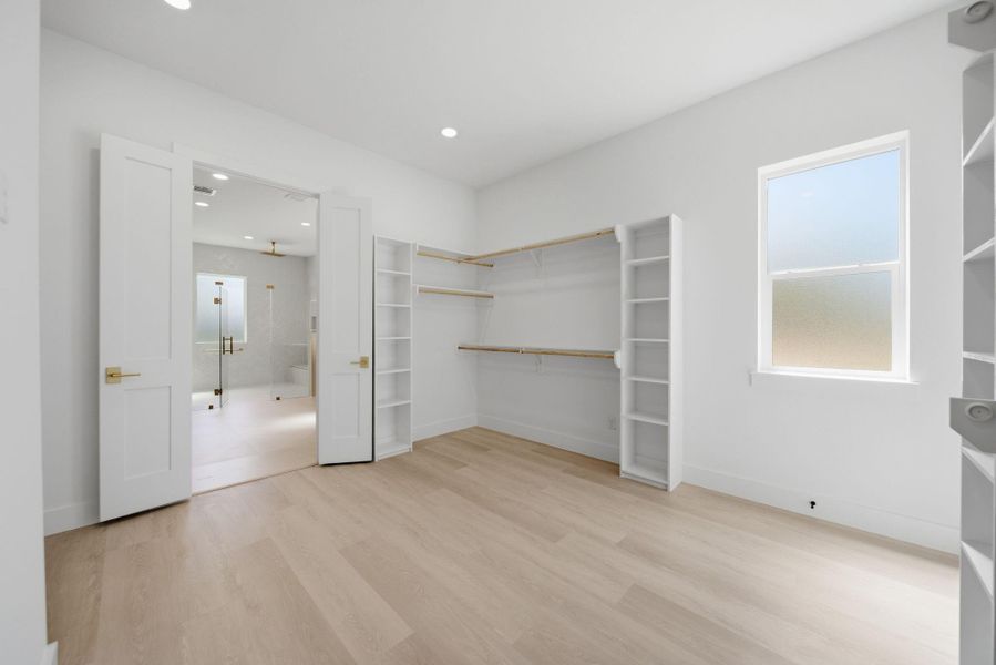 Spacious, unfurnished interior of a new home in , Tomball (Image 19).