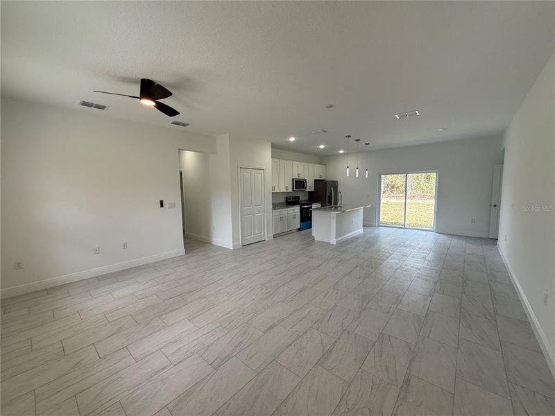 Spacious, unfurnished interior of a new home in , Citrus Springs (Image 26).