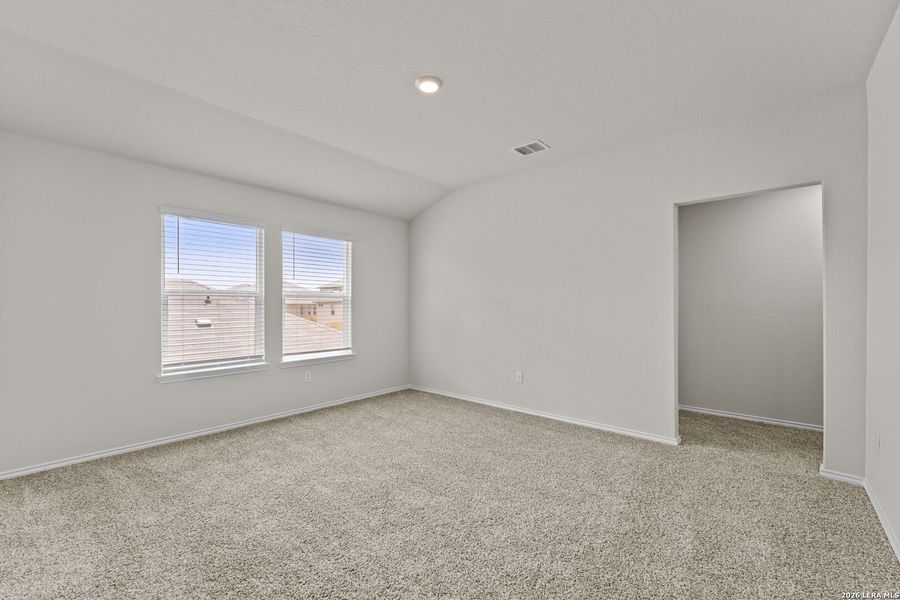 Spacious, unfurnished interior of a new home in Laurel Vistas, San Antonio (Image 20).