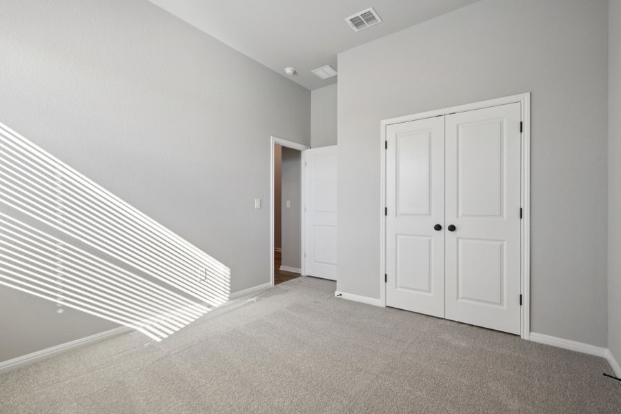 Spacious, unfurnished interior of a new home in Porter Country, Buda (Image 24).