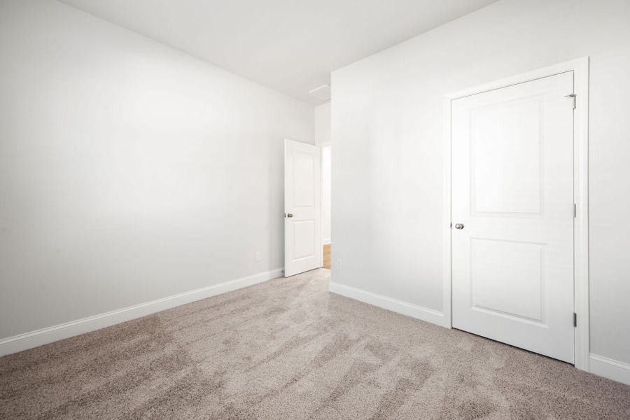 Spacious, unfurnished interior of a new home in Waterways, Richmond Hill (Image 25).