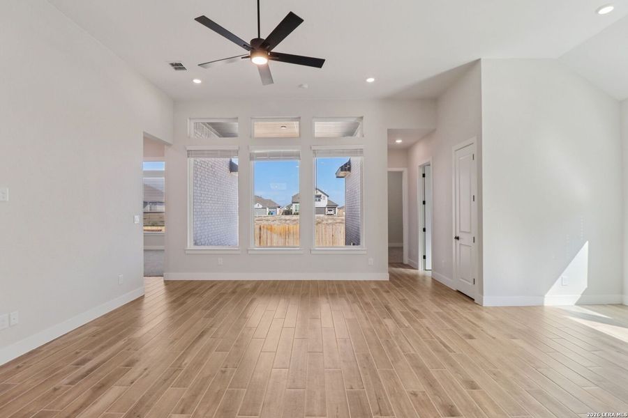 Spacious, unfurnished interior of a new home in Village at Three Oaks, Seguin (Image 13).