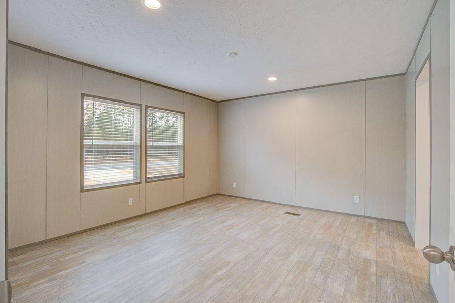 Spacious, unfurnished interior of a new home in , Walterboro (Image 13).
