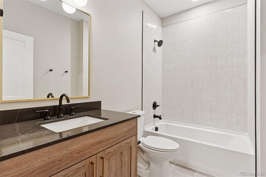 Photos are of a similar unit. Photos are of a similar unit.