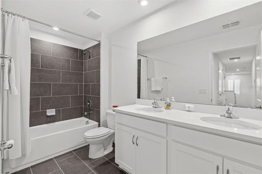 Furnished interior view inside a new home in , Deland (Image 43).
