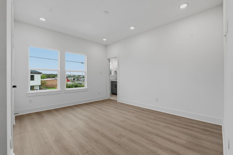 Spacious, unfurnished interior of a new home in , Houston (Image 26).