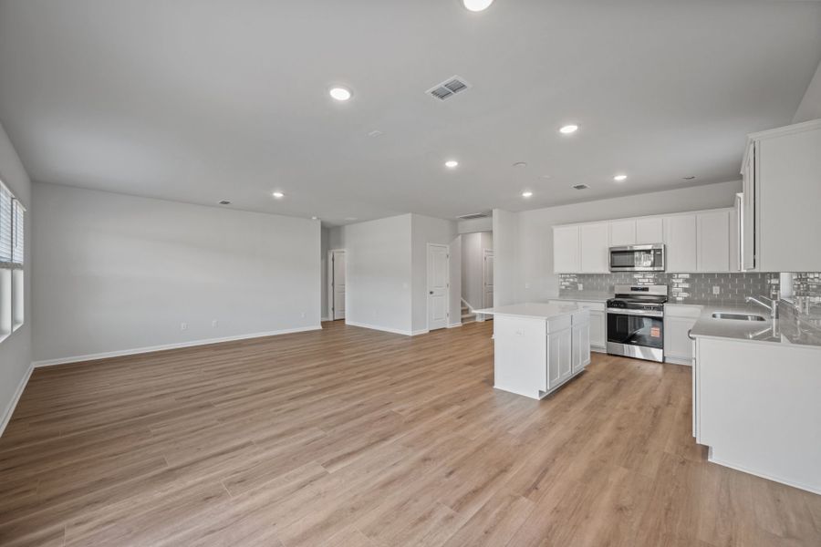 Spacious, unfurnished interior of a new home in Bradford Pointe, Summerville (Image 31).