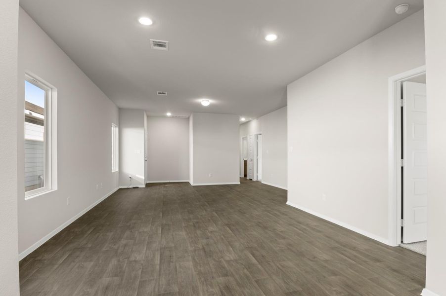 Spacious, unfurnished interior of a new home in Harvest Ridge, Elgin (Image 18).