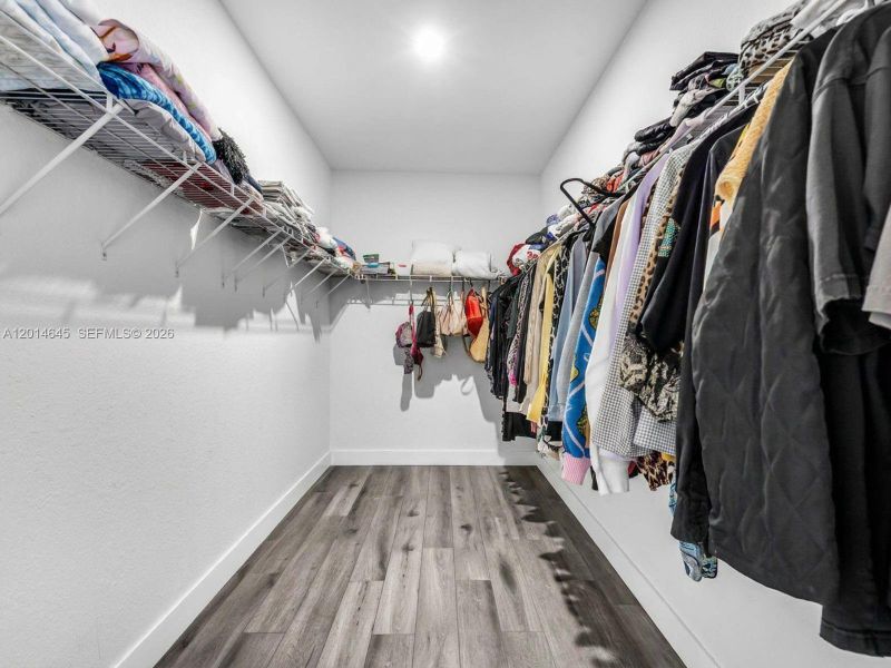 HIS & HERS WALK-IN CLOSET
